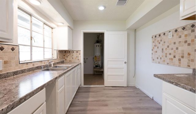 10221 Bretton Drive, Houston, TX 77016