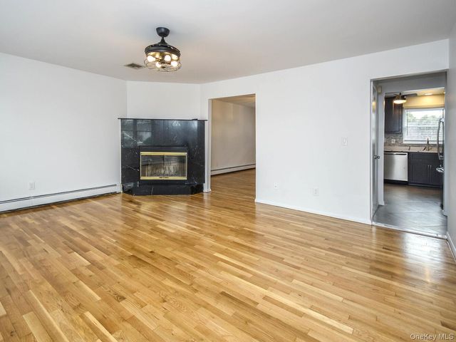 2 Pequot Avenue A, Port Washington, NY 11050
