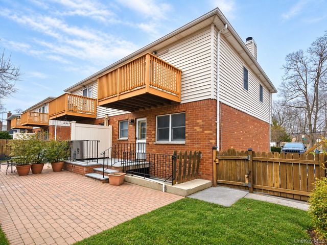 2 Pequot Avenue A, Port Washington, NY 11050