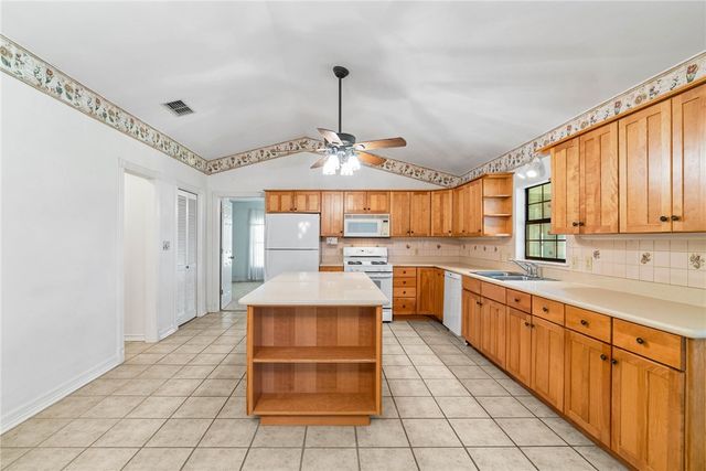 102 St. Andrews St, Rockport, TX 78382