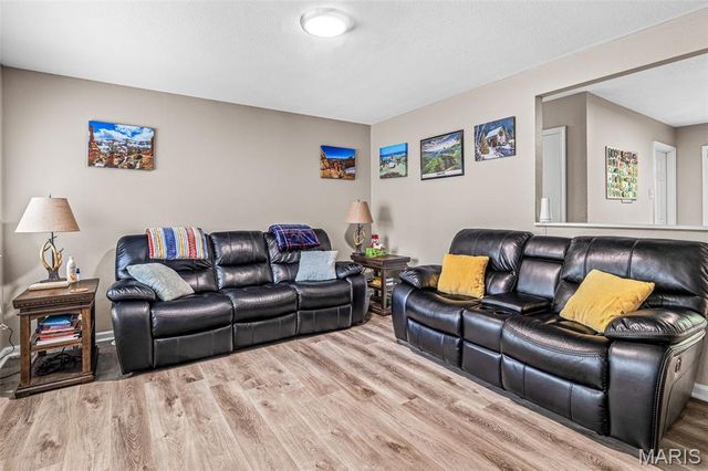 200 Meinhardt Drive, Fenton, MO 63026
