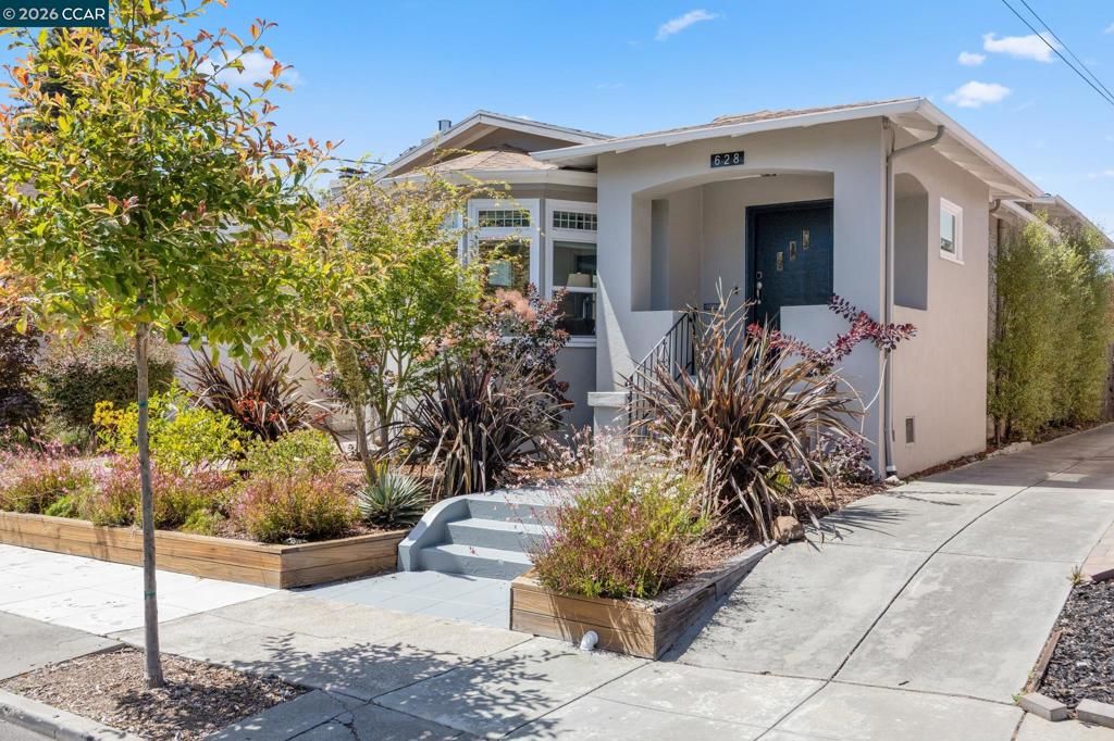 Image 2 of property listing at 628 Poirier St, Oakland, CA 94609