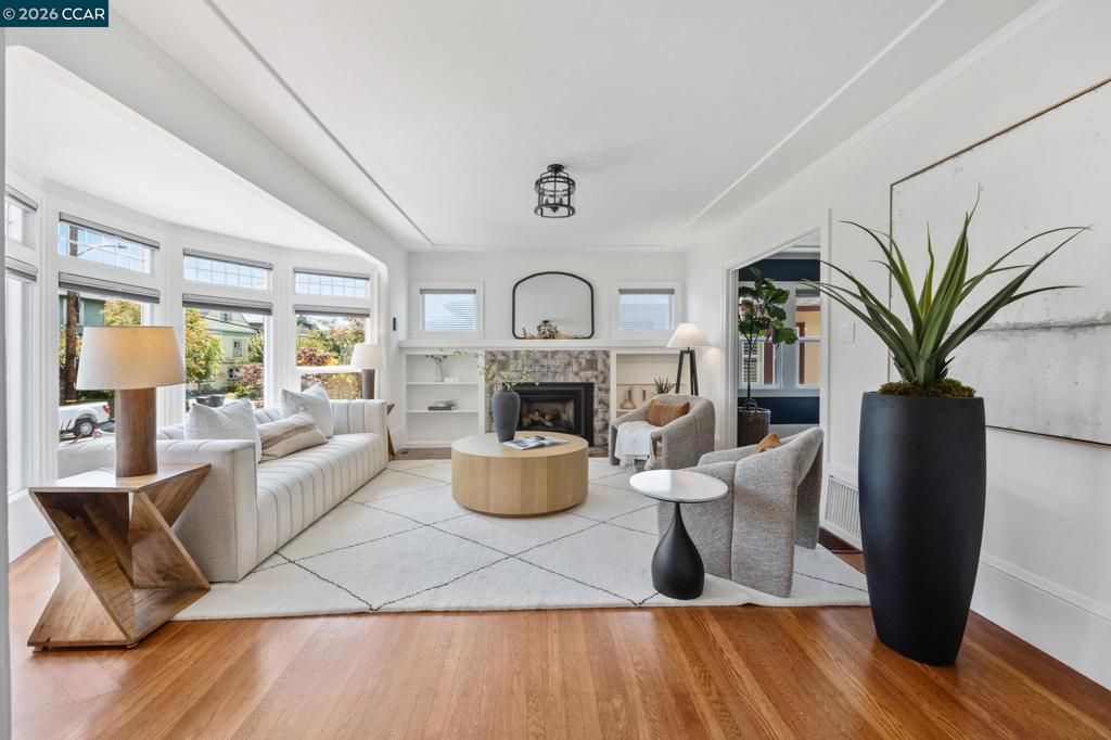 Image 5 of property listing at 628 Poirier St, Oakland, CA 94609