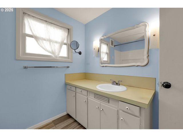 605 FULVUE Dr, Eugene, OR 97405