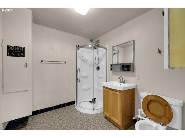 605 FULVUE Dr, Eugene, OR 97405