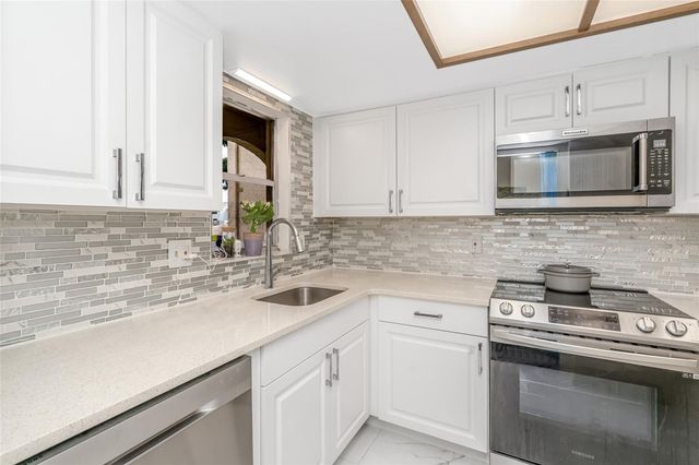 9700 STARKEY ROAD 113, Seminole, FL 33777