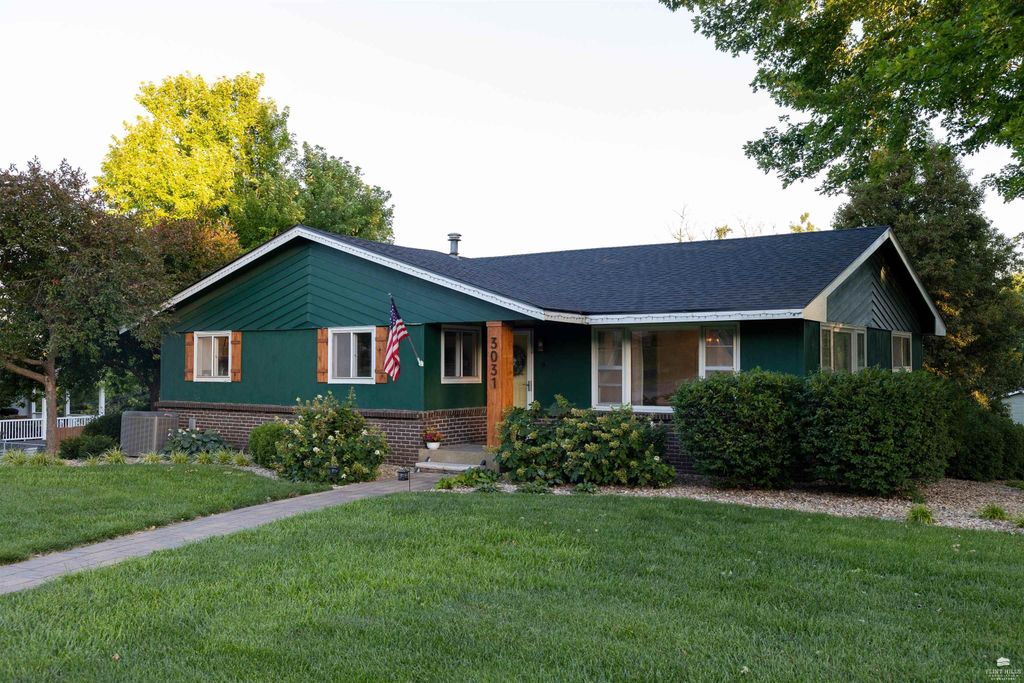 3031 Sunnyside Drive, Manhattan, KS 66502