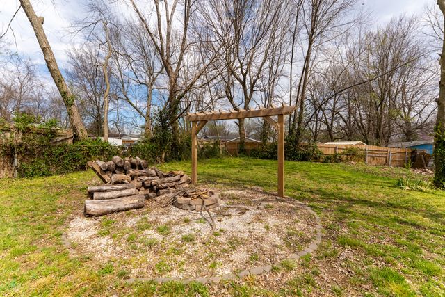 1330 N Fulbright Avenue, Springfield, MO 65802