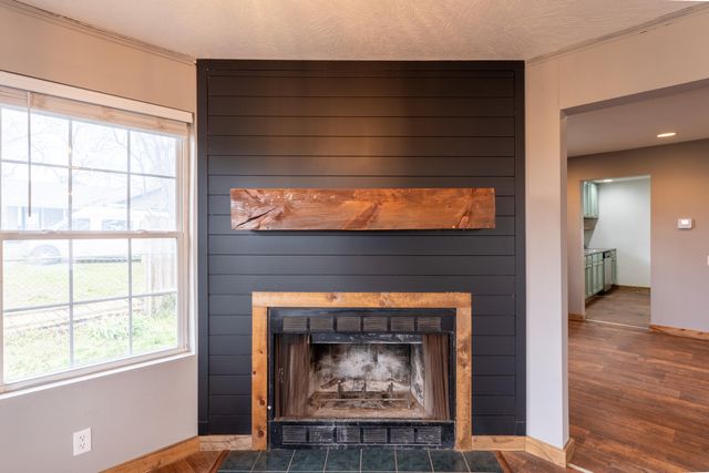 1330 N Fulbright Avenue, Springfield, MO 65802