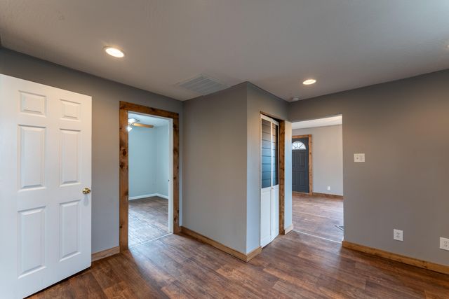 1330 N Fulbright Avenue, Springfield, MO 65802