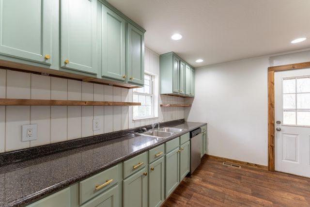 1330 N Fulbright Avenue, Springfield, MO 65802