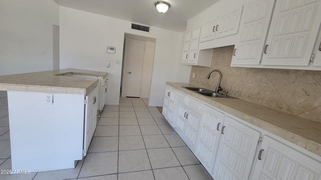 8017 W MEADOWBROOK Avenue, Phoenix, AZ 85033