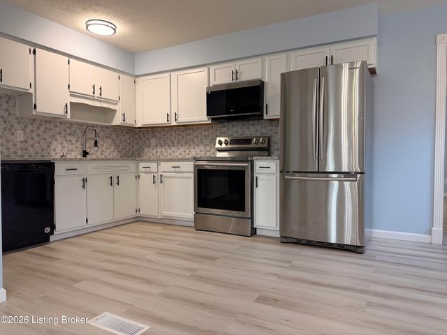 10107 McNeely Lake Dr, Louisville, KY 40229