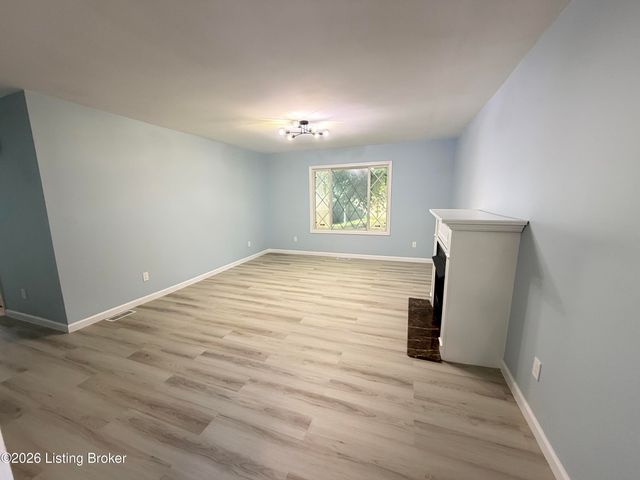 10107 McNeely Lake Dr, Louisville, KY 40229