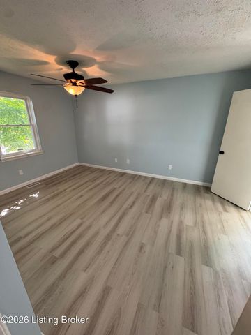 10107 McNeely Lake Dr, Louisville, KY 40229