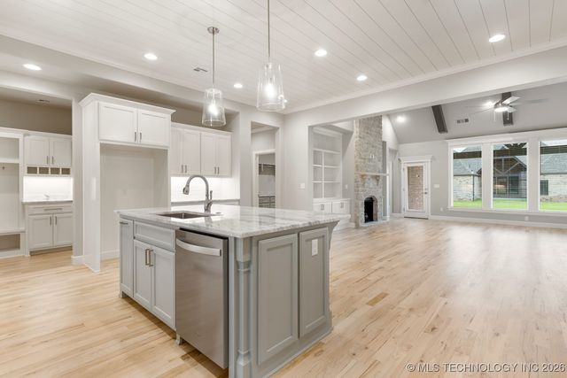 2704 W Twin Oaks Street, Broken Arrow, OK 74012