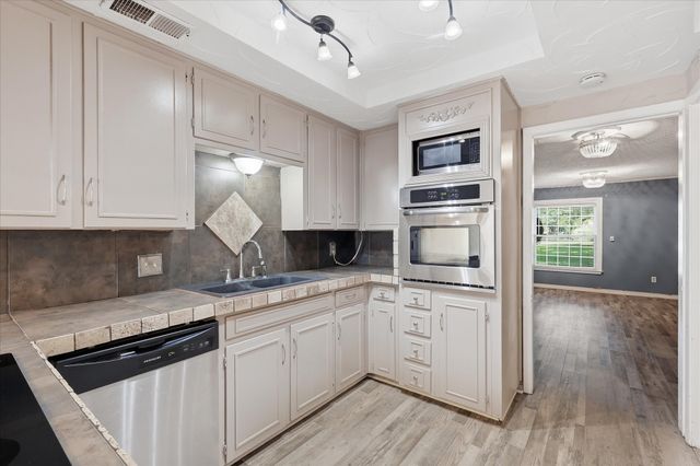 981 Chateau Valee Circle, Bedford, TX 76022