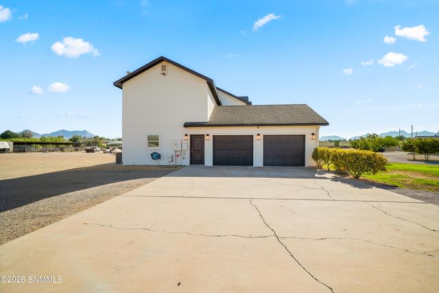 200 Sunshine Valley Court, Las Cruces, NM 88007