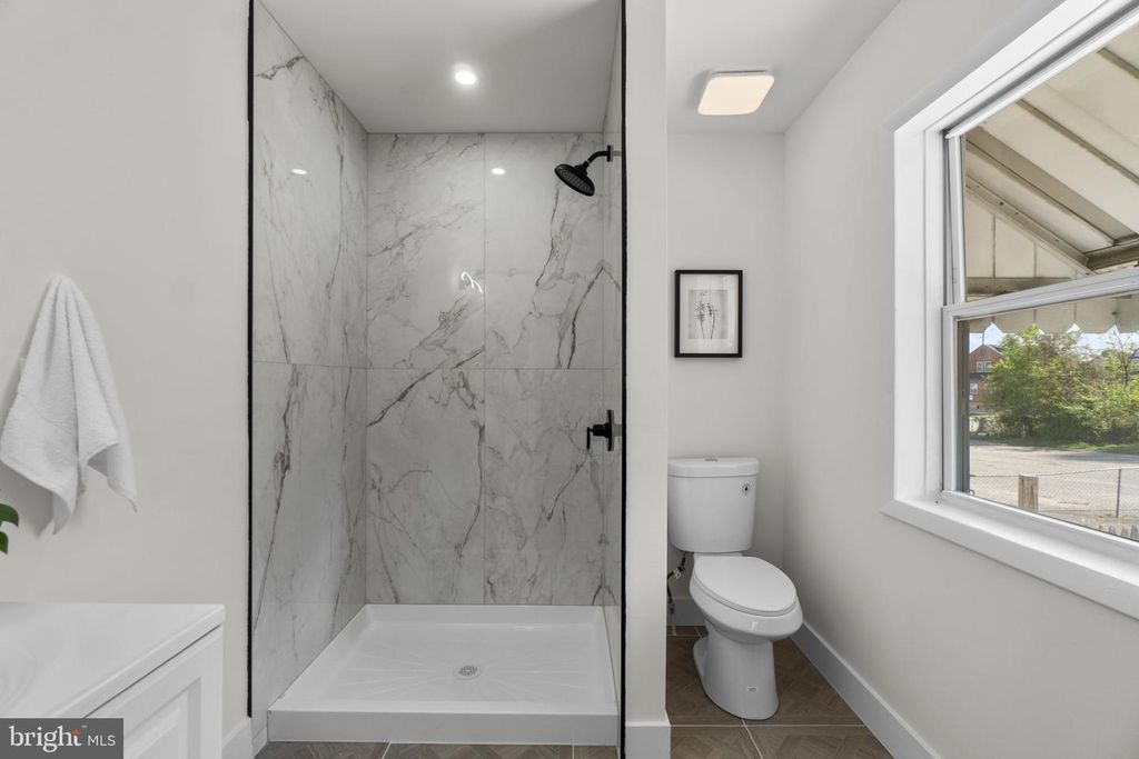 Image 16 of property listing at 1229 NORTH AVE, Baltimore, MD 21227