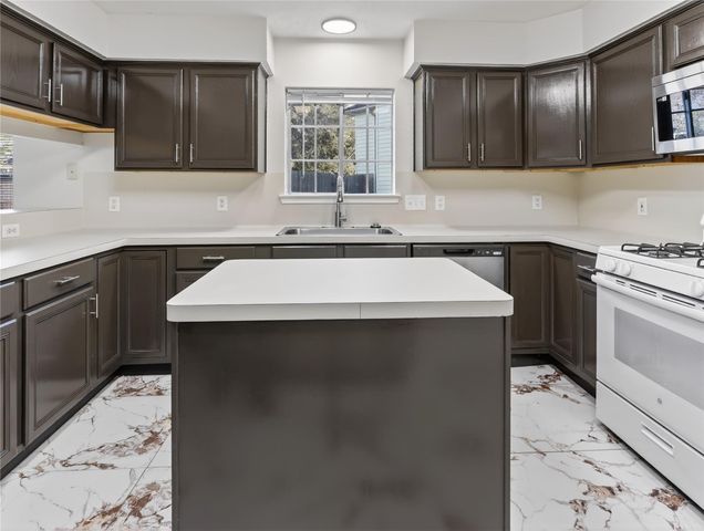 4418 W Thunderwood Circle, Fresno, TX 77545