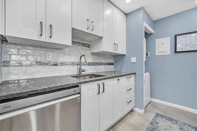 220 Lakeview Dr 308, Weston, FL 33326