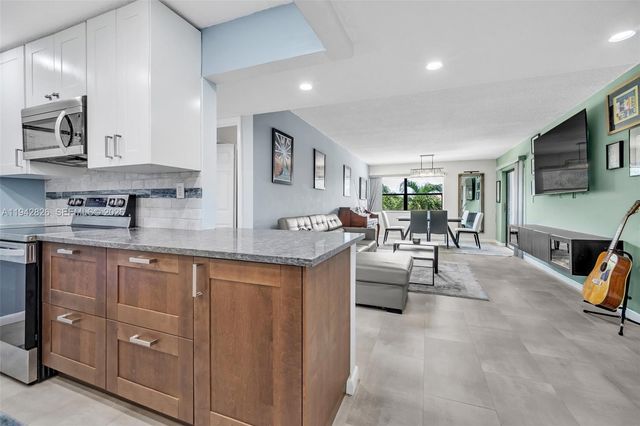 220 Lakeview Dr 308, Weston, FL 33326