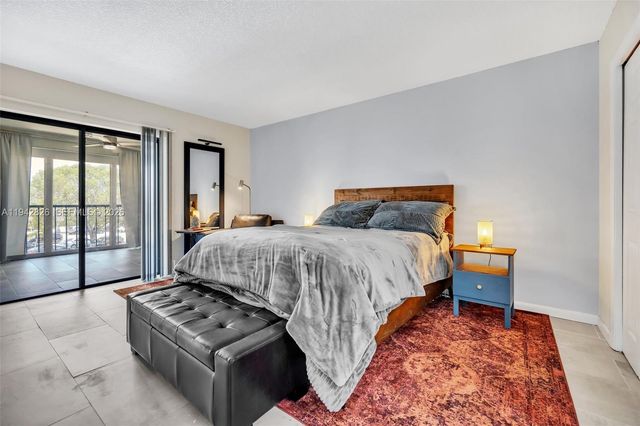 220 Lakeview Dr 308, Weston, FL 33326