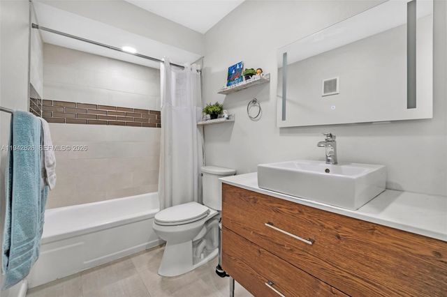 220 Lakeview Dr 308, Weston, FL 33326