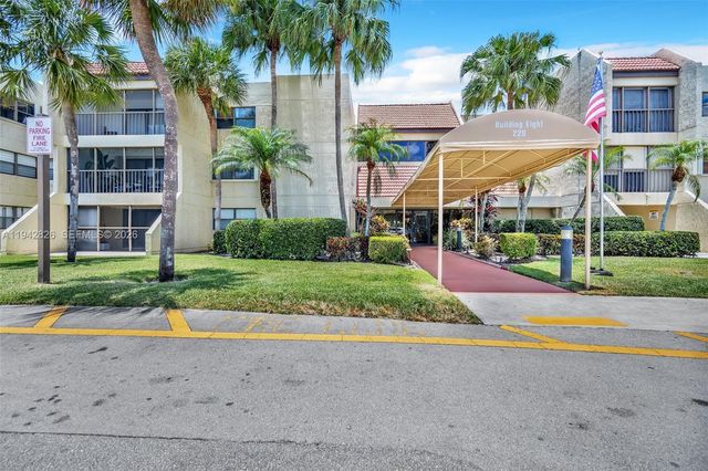 220 Lakeview Dr 308, Weston, FL 33326