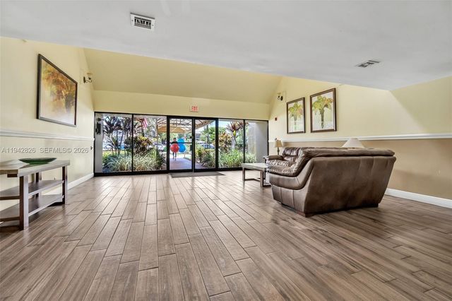 220 Lakeview Dr 308, Weston, FL 33326