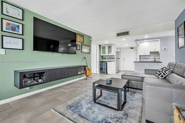 220 Lakeview Dr 308, Weston, FL 33326