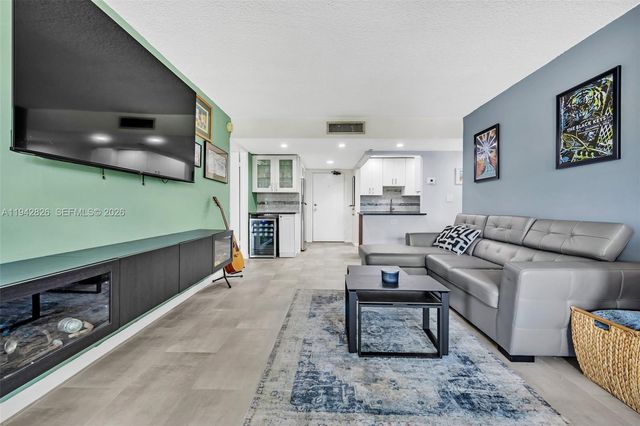 220 Lakeview Dr 308, Weston, FL 33326