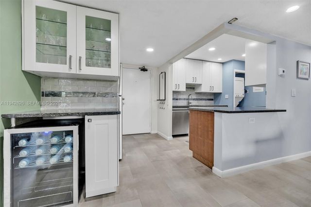 220 Lakeview Dr 308, Weston, FL 33326