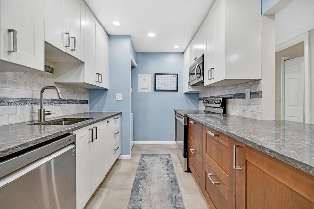 220 Lakeview Dr 308, Weston, FL 33326