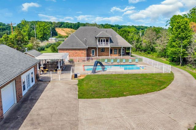 202 North Clydeton Road, Waverly, TN 37185