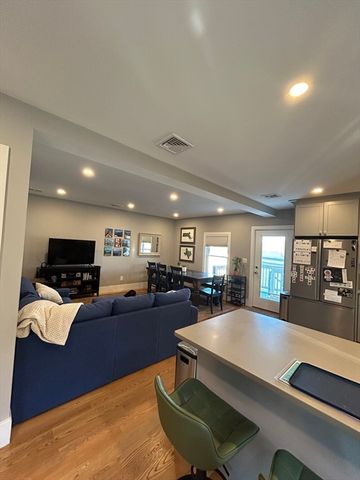 319 Washington St. 3, Somerville, MA 02143