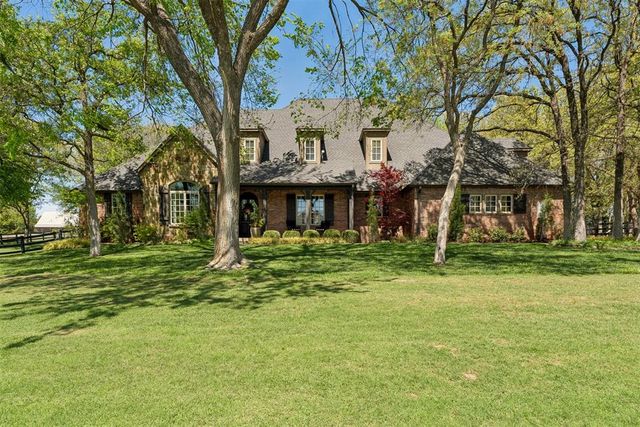 2216 Crestwood Drive, Jones, OK 73049