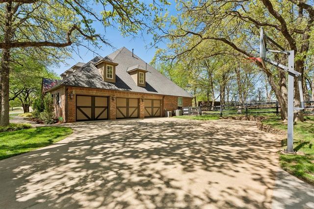 2216 Crestwood Drive, Jones, OK 73049