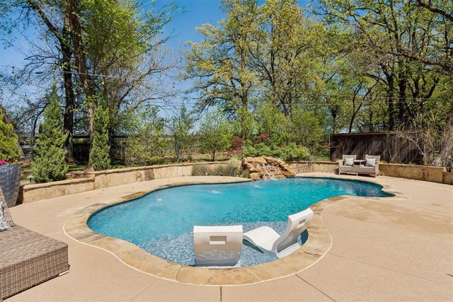 2216 Crestwood Drive, Jones, OK 73049