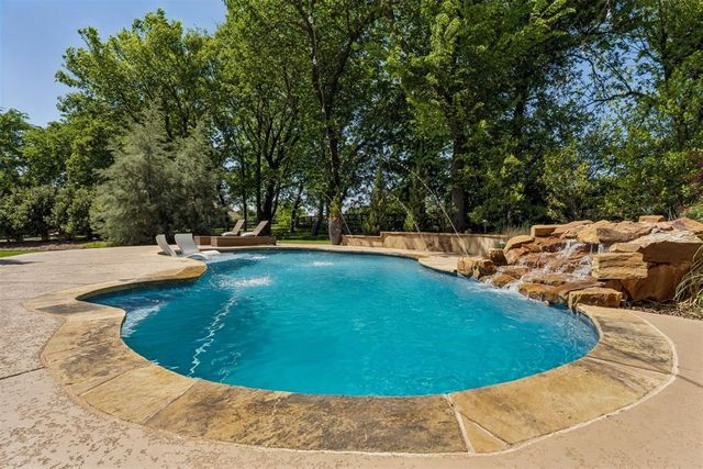 2216 Crestwood Drive, Jones, OK 73049