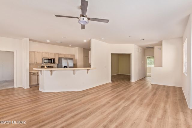 496 W Knotwood Street, Green Valley, AZ 85614