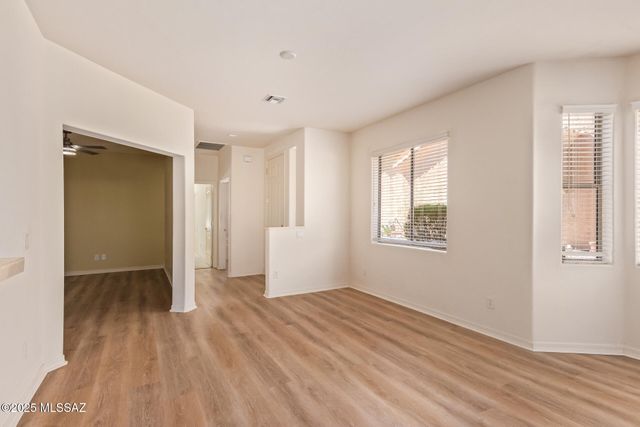 496 W Knotwood Street, Green Valley, AZ 85614