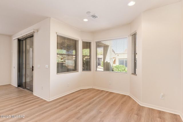 496 W Knotwood Street, Green Valley, AZ 85614