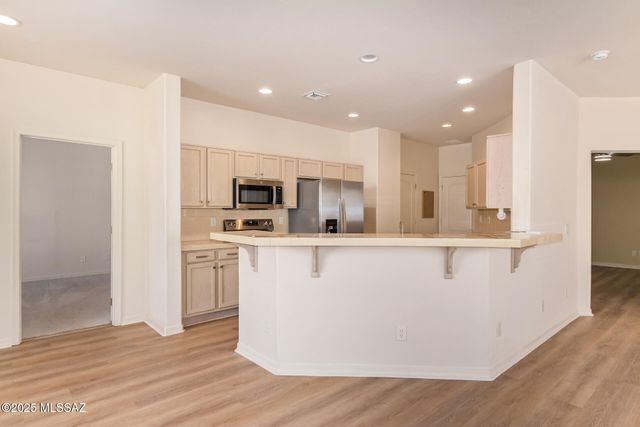 496 W Knotwood Street, Green Valley, AZ 85614