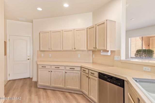 496 W Knotwood Street, Green Valley, AZ 85614