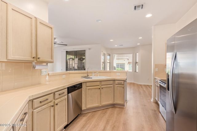 496 W Knotwood Street, Green Valley, AZ 85614