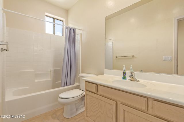 496 W Knotwood Street, Green Valley, AZ 85614