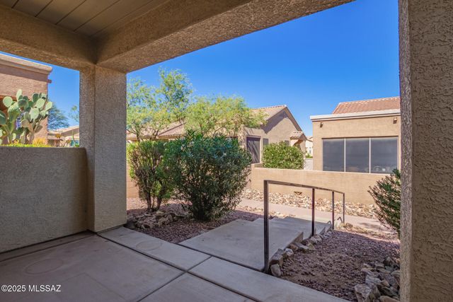 496 W Knotwood Street, Green Valley, AZ 85614