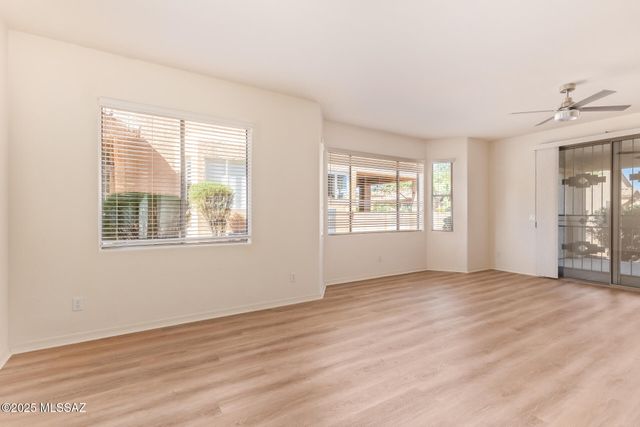 496 W Knotwood Street, Green Valley, AZ 85614