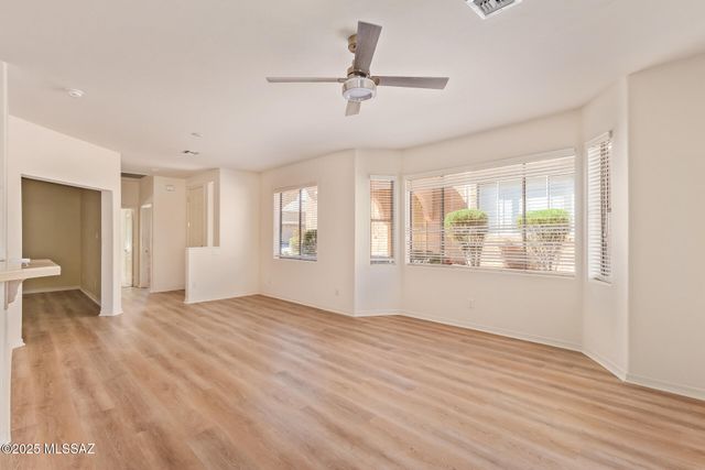 496 W Knotwood Street, Green Valley, AZ 85614